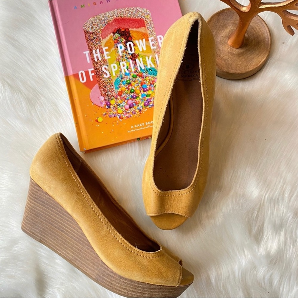 Lucky Brand Mustard Wedges Size 9